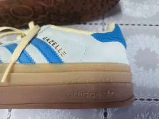 Sapatilhas Adidas Gazelle bege e azul