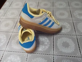 Sapatilhas Adidas Gazelle bege e azul