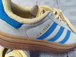 Sapatilhas Adidas Gazelle bege e azul