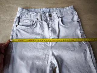 Zara Jeans blancos ligeramente acampanados