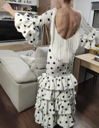 Traje de flamenca blanco con lunares