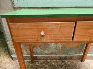 Mesita alta con cajones