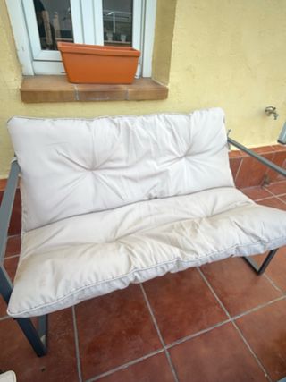 Sofá y mesa de terraza beige y gris