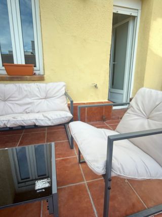 Sofá y mesa de terraza beige y gris