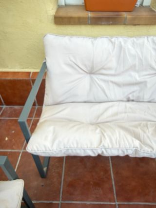 Sofá y mesa de terraza beige y gris