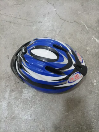 Casco de bicicleta azul y blanco