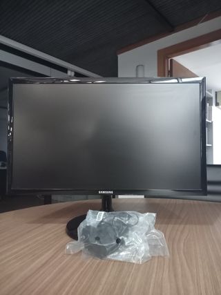 Monitor Samsung 22" S22F350FHU con cables