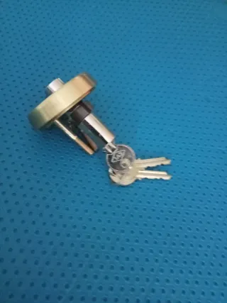 Cerradura de puerta con llaves