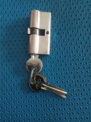 Cerradura de puerta con llaves