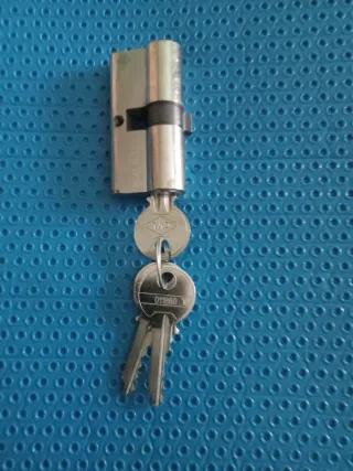Cerradura de puerta con llaves