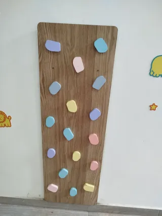 Rocódromo infantil madera