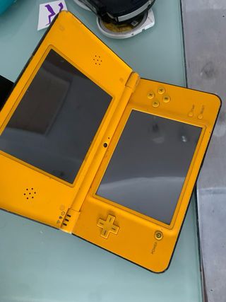 Nintendo DSi XL Amarilla