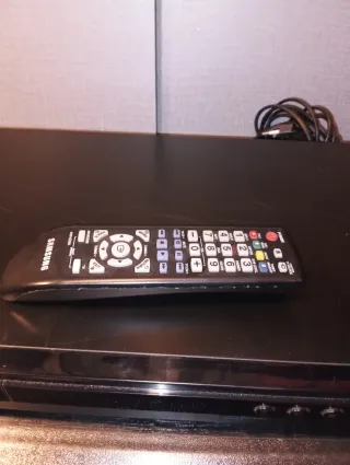 Home Cinema Samsung con altavoces y mando