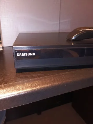 Home Cinema Samsung con altavoces y mando