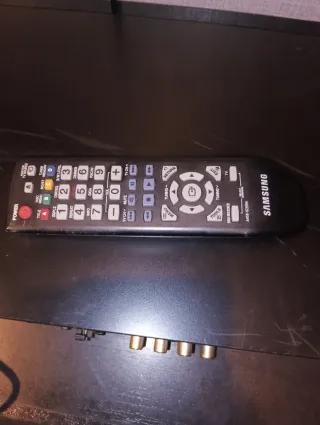 Home Cinema Samsung con altavoces y mando