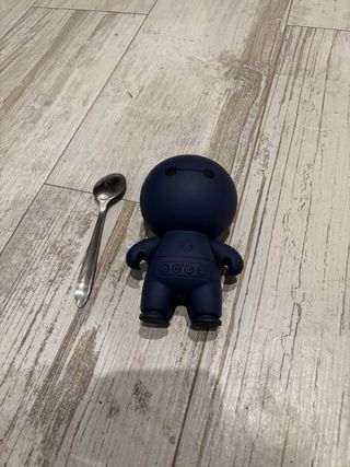 Altavoz Bluetooth morado.