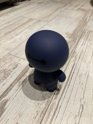 Altavoz Bluetooth morado.