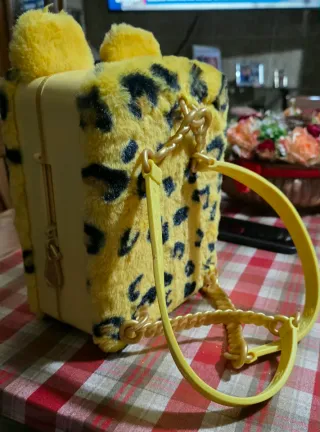 Bambola Na Na Na Surprise con valigetta