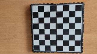 Gioco da Tavolo Magnetico Pieghevole: Scacchi e Parchis