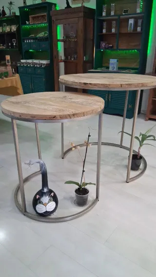 Mesas de madera y metal
