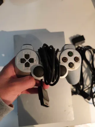 PlayStation 2 Plateada Funcionando