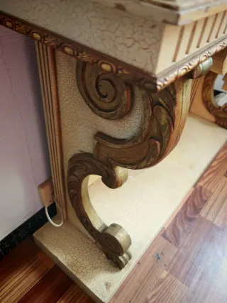 Consola antigua con espejo..