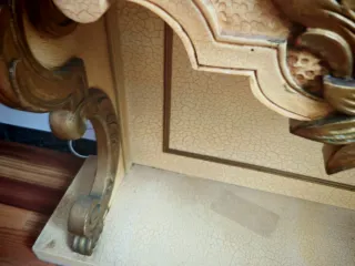 Consola antigua con espejo..