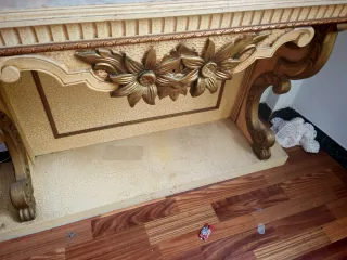 Consola antigua con espejo..