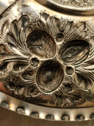 Bandeja antigua de plata labrada