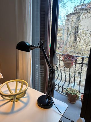 Lámpara de escritorio negra Forså