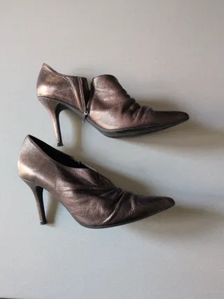 Zapatos de tacón salón bronce