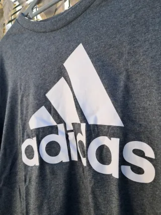 T-shirt Adidas grigia con logo bianco – Taglia M