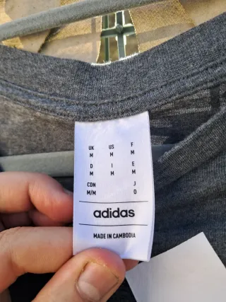 T-shirt Adidas grigia con logo bianco – Taglia M