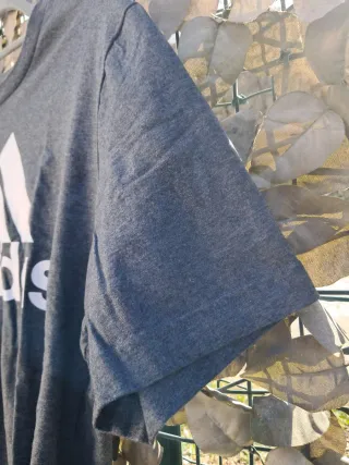 T-shirt Adidas grigia con logo bianco – Taglia M