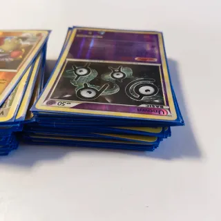Set di oltre 200 carte Pokémon rare e vintage