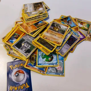 Set di oltre 200 carte Pokémon rare e vintage