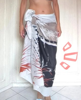 Pareo fantasia tropicale. Cm 154 x 111.