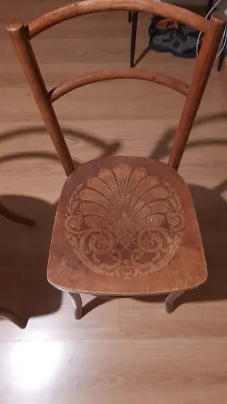 2 Sillas francesas de madera tallada