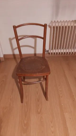 2 Sillas francesas de madera tallada