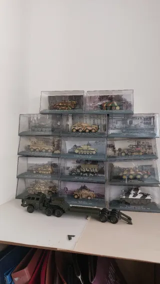 Collezione di 14 veicoli militari e carri armati