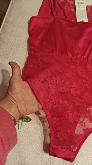 Body fucsia con etiqueta tS encaje y trasparente,