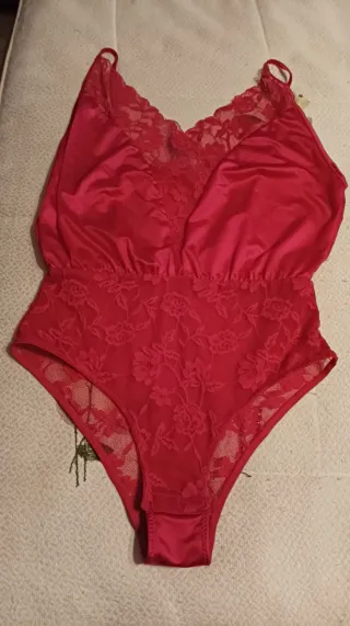 Body fucsia con etiqueta tS encaje y trasparente,