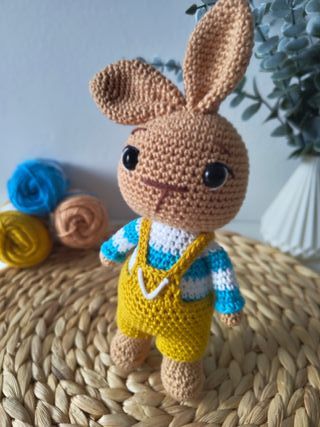 Conejo amigurumi hecho a mano