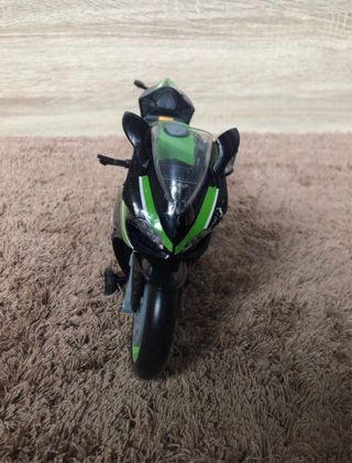 Moto de juguete deportiva verde y negra
