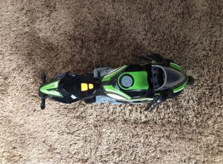 Moto de juguete deportiva verde y negra