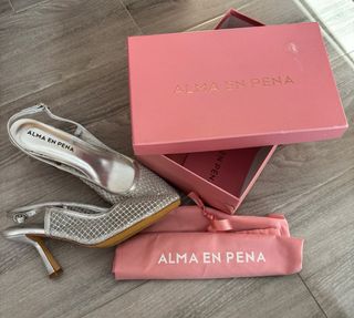 Tacones plateados ALMA EN PENA con pedrería