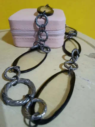 Collar largo con piezas en negro y plata