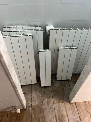 Radiadores de agua con las llaves y soportes