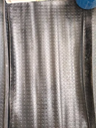 Suelo de caucho con topos