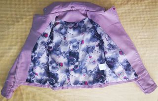 Chaqueta de cuero sintético color malva o rosa.